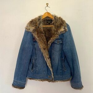 Vintage denim jacket with faux fur lining and collar, M